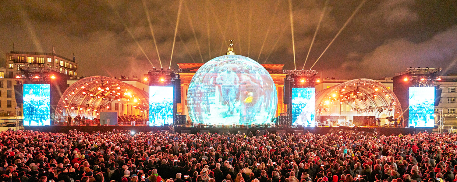 Megaforce installierte Bühnen zur großen Show am Brandenburger Tor